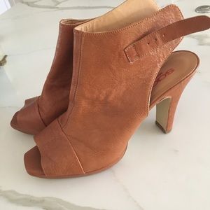 Brown leather heels made in Sacco Italy